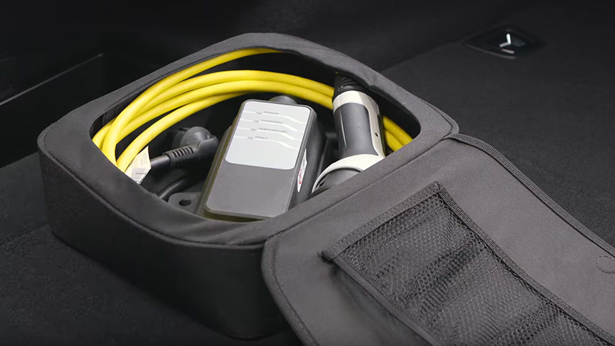 Accesorii de încărcare pentru BMW plug-in hybrid într-o geantă Imagine în prim plan cu accesoriile pentru încărcare ale BMW X5 G05 pentru BMW plug-in hybrid în geantă
