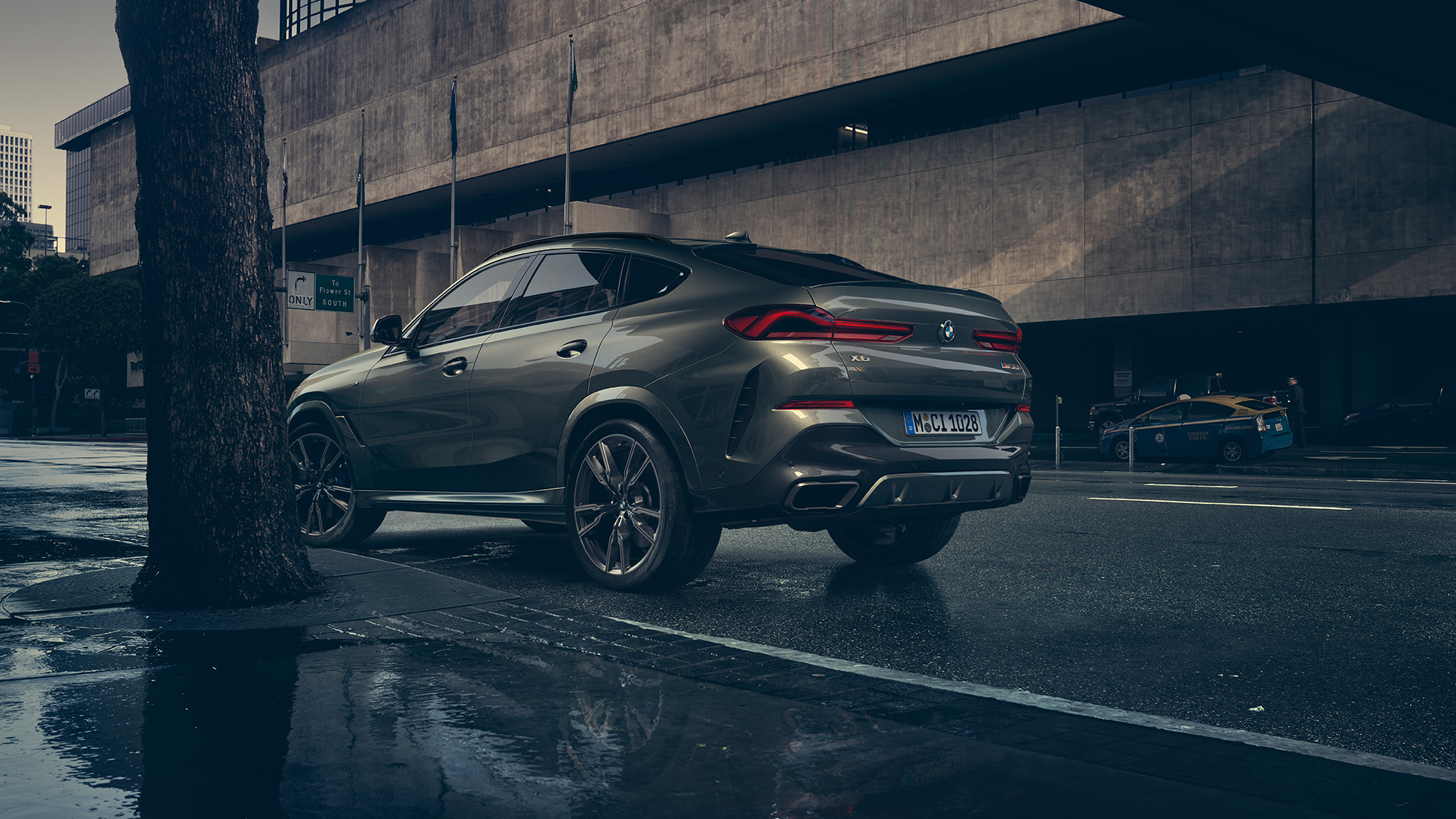 Exteriorul BMW X6. Imagine cu trei sferturi din partea spate a BMW X6, într-un mediu urban.