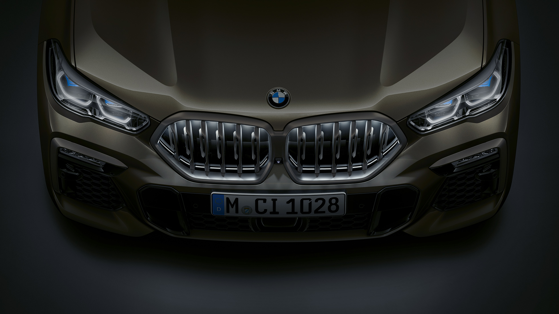 Partea frontală a BMW X6. Perspectivă de sus a BMW X6 cu grila frontală „Iconic Glow” în prim-plan.