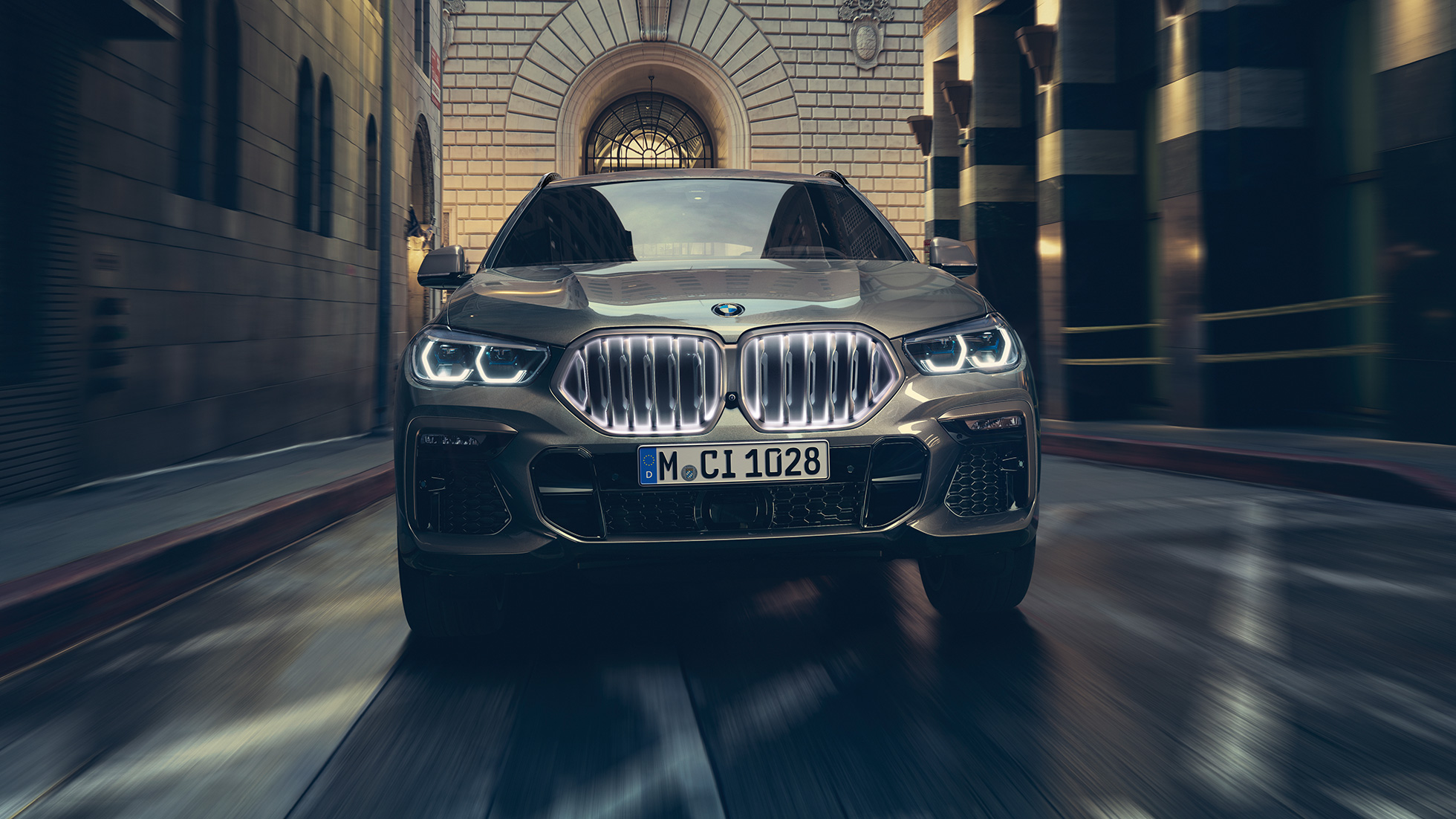 Imagine din faţă cu BMW X6, într-un mediu urban.