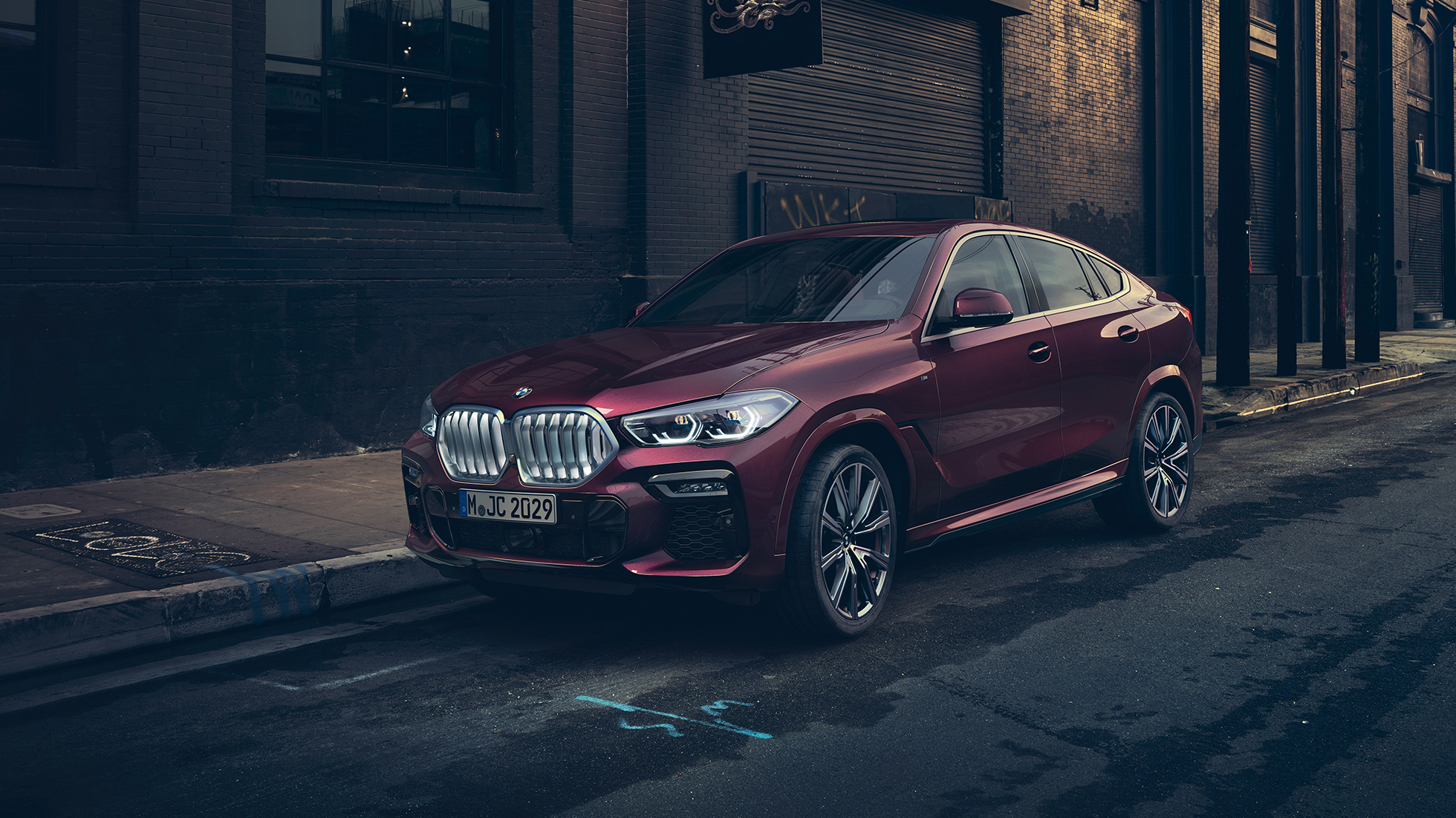 Exteriorul BMW X6 Individual. Imagine cu trei sferturi din partea frontală a BMW X6 Individual staţionând.