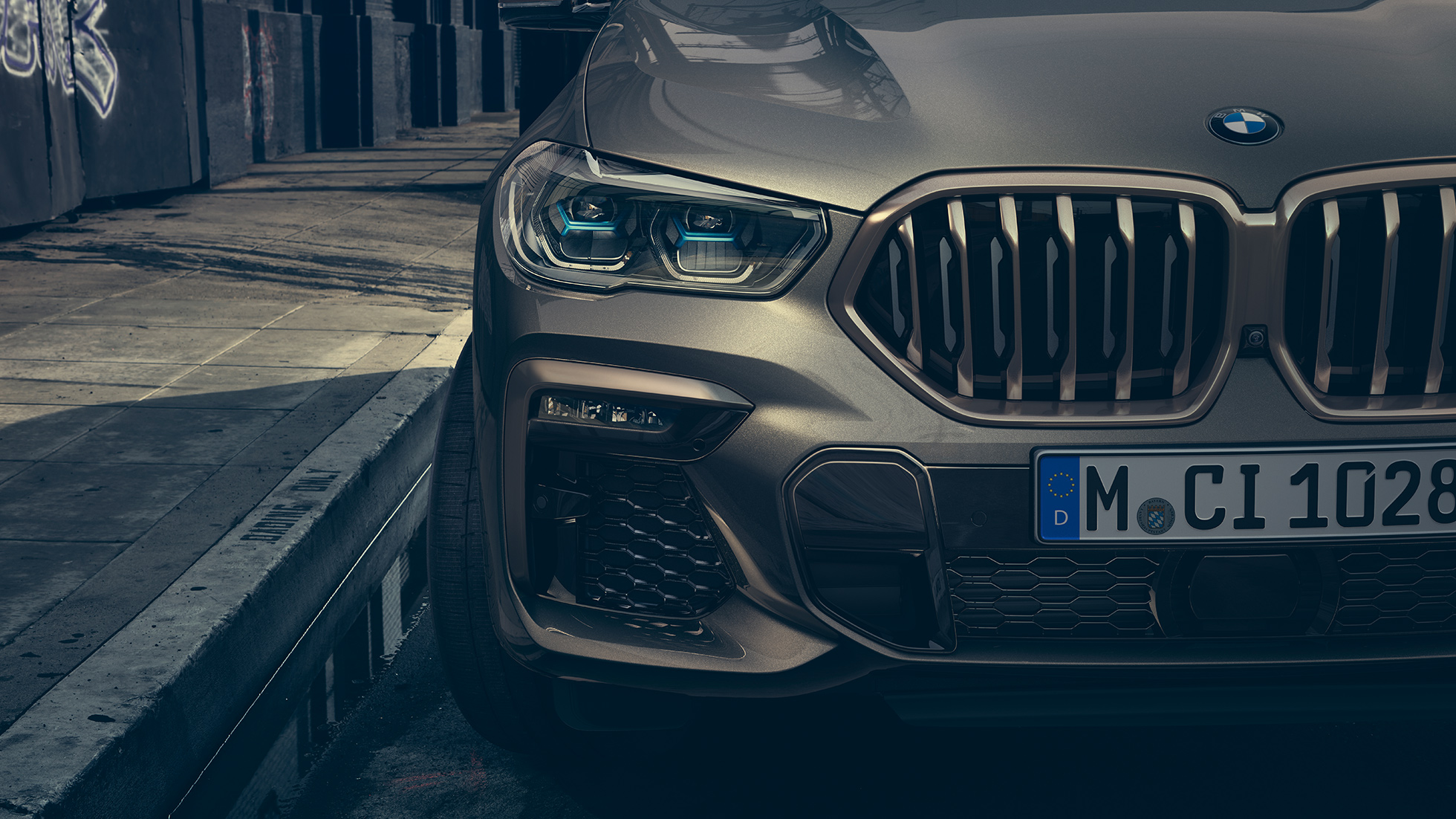 Imagine în prim-plan cu farurile BMW Laserlight ale BMW X6.