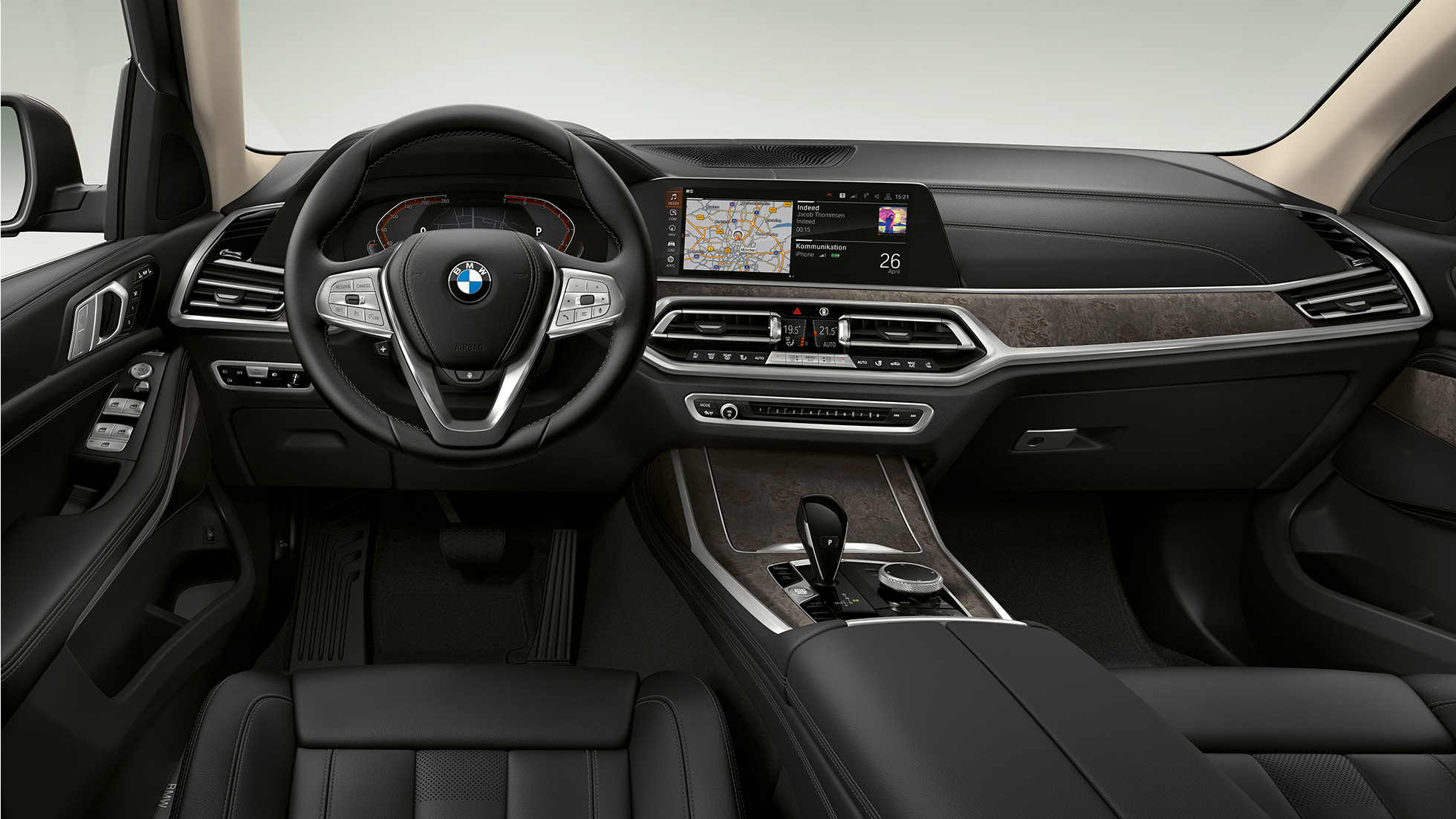 Habitaclul BMW X7 Imagine frontală în prim-plan cu partea de habitaclu a conducătorului auto din BMW X7