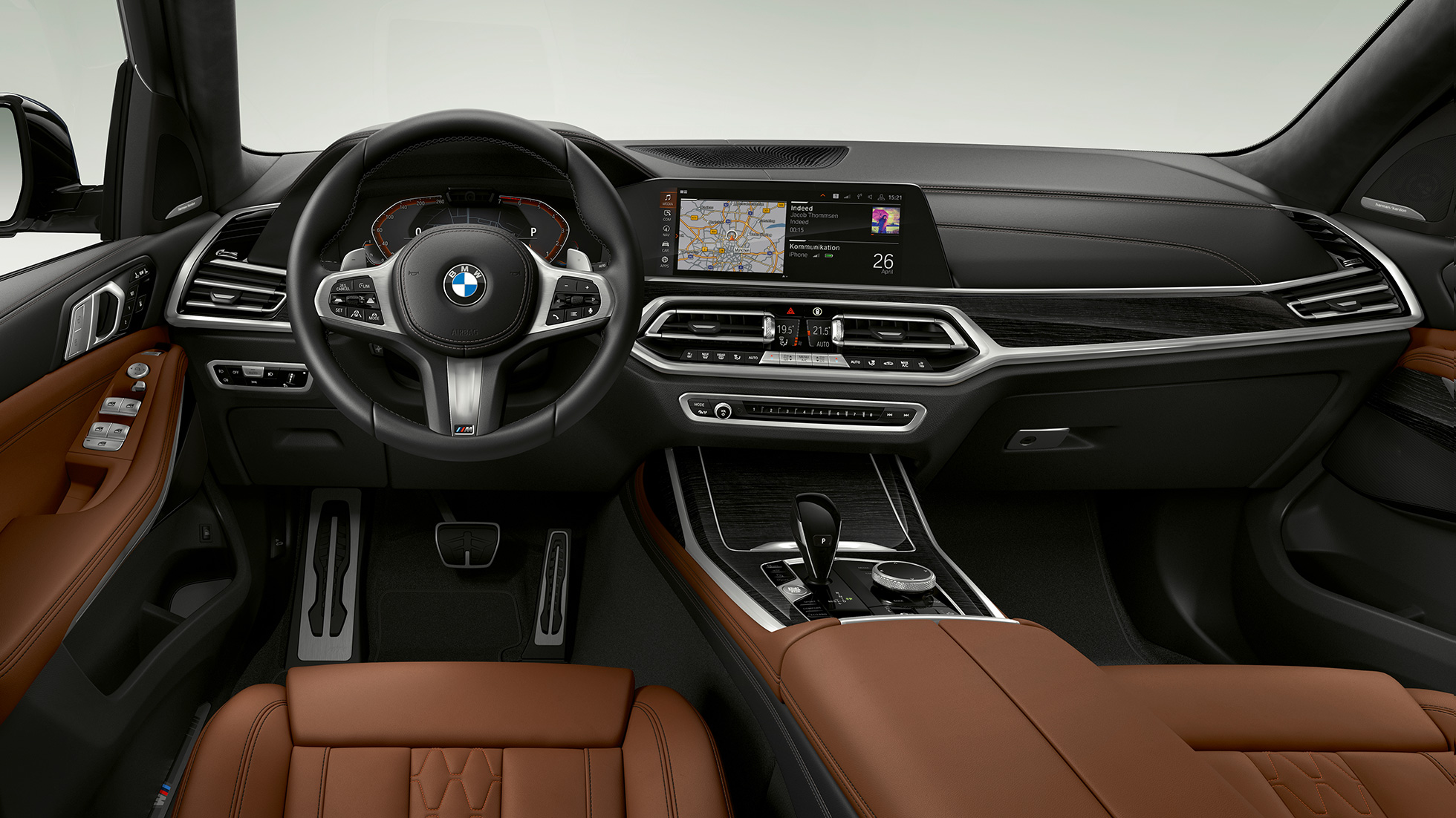 Habitaclul BMW X7 cu pachetul M Sport Imagine frontală în prim-plan cu partea de habitaclu a conducătorului auto din BMW X7 cu pachetul M Sport