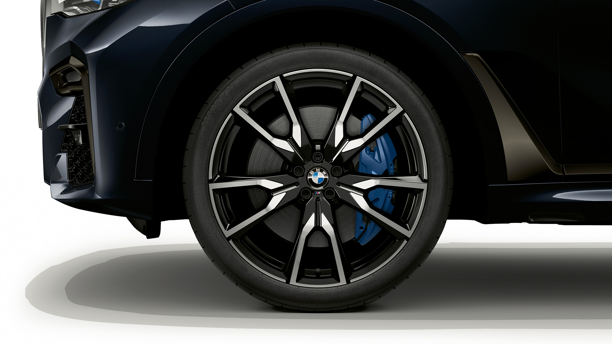 Jantele din aliaj uşor ale BMW X7 cu pachetul M Sport Imagine în prim-plan cu jantele din aliaj uşor ale BMW X7 cu pachetul M Sport