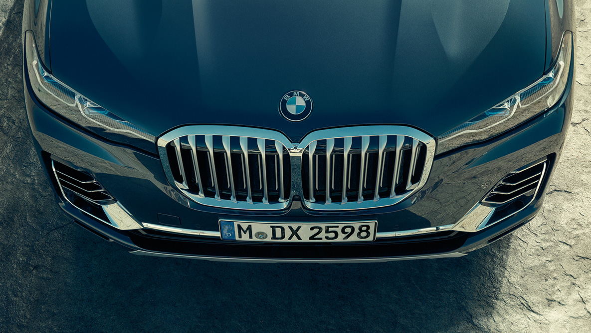 Grilă BMW pe BMW X7 Grilă BMW: perspectivă de sus asupra părţii frontale a BMW X7