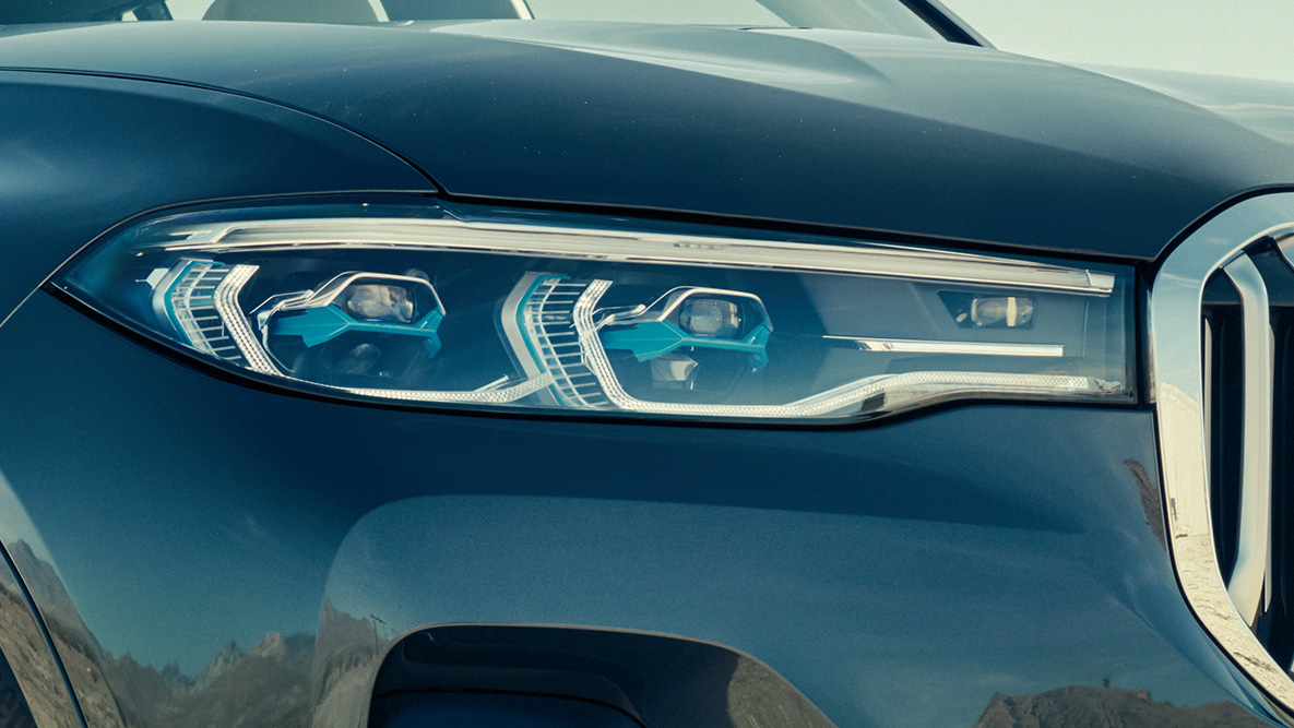 Faruri BMW Laserlight Faruri BMW Laserlight: imagine în prim-plan cu trei sferturi din partea frontală a BMW X7