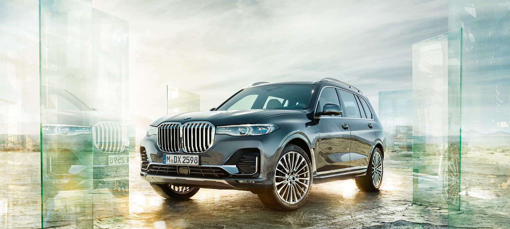 Imagine cu trei sferturi din partea frontală a BMW X7 Imagine cu trei sferturi din partea frontală a BMW X7 în faţa unui fundal deşertic
