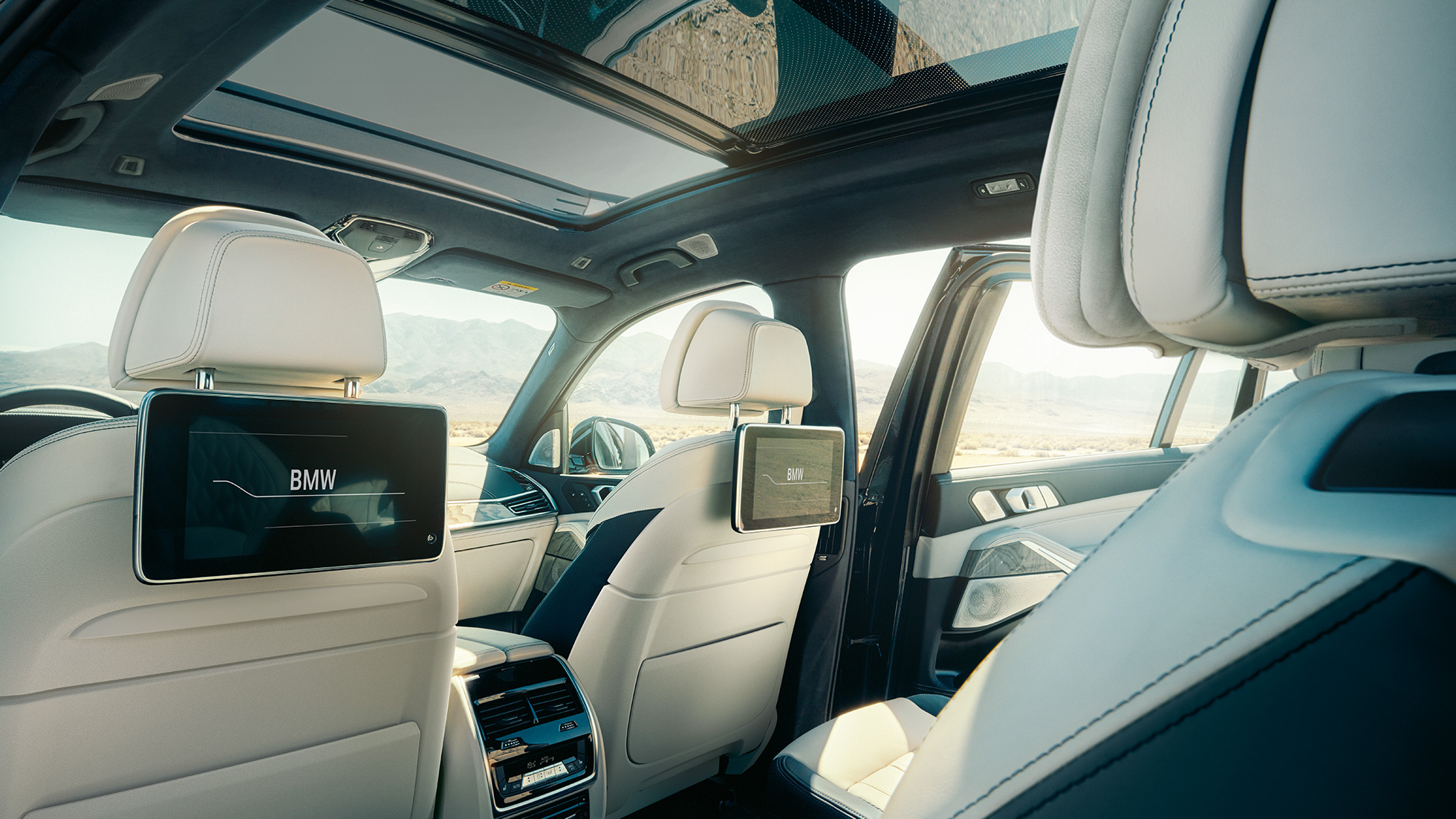 Interiorul BMW X7 Interiorul BMW X7: perspectivă de pe al treilea rând de scaune