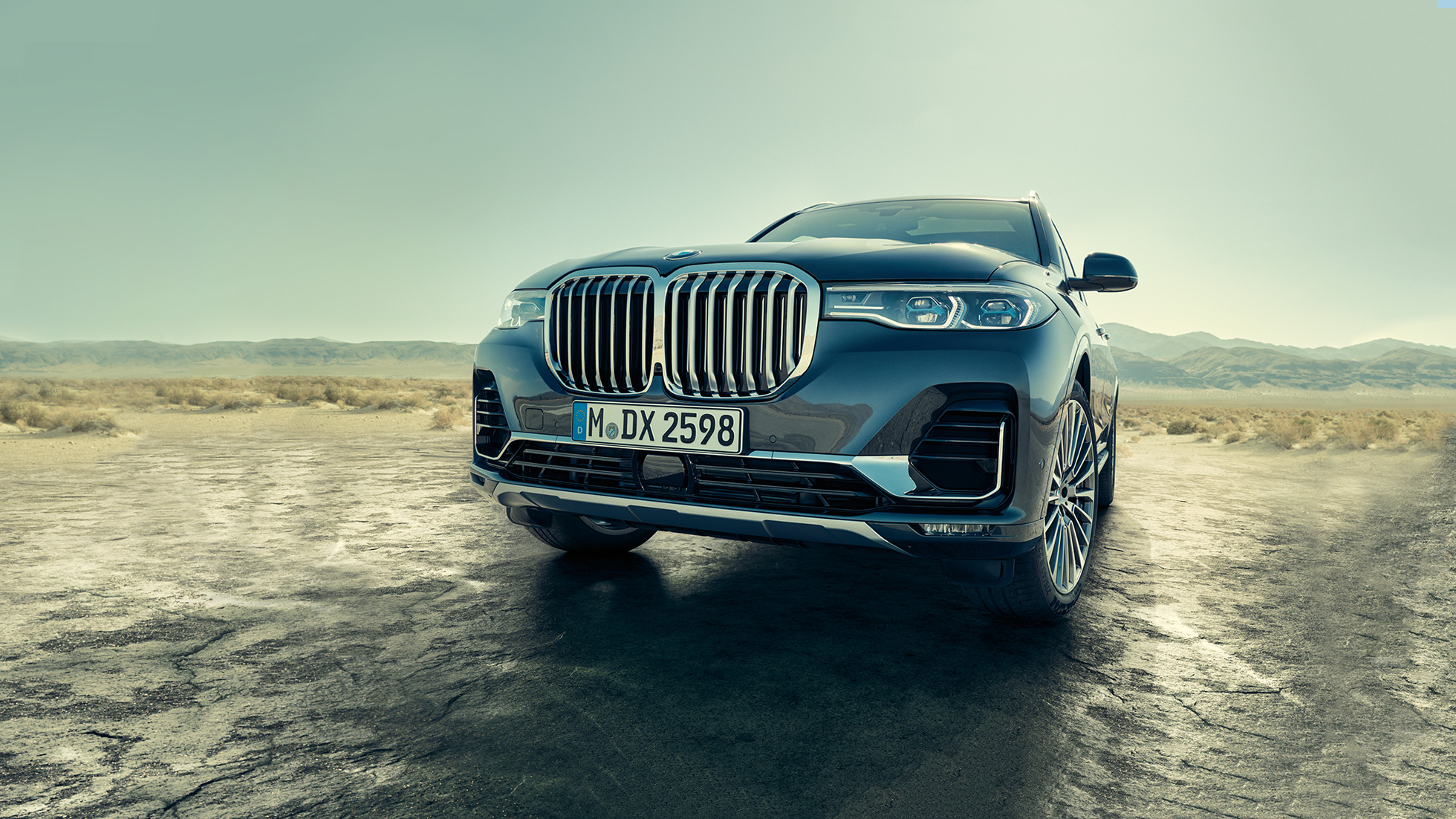 Imagine înclinată cu perspectivă de jos asupra exteriorului BMW X7 Exteriorul BMW X7: imagine înclinată cu perspectivă de jos asupra părţii frontale