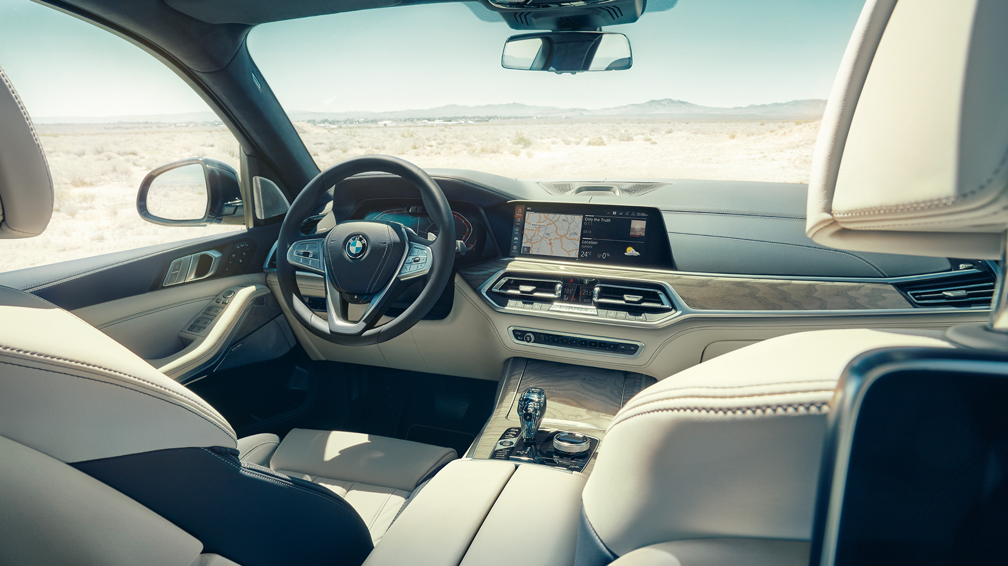 Habitaclul BMW X7 Imagine din habitaclul BMW X7 cu volanul sport îmbrăcat în piele, G07 2019