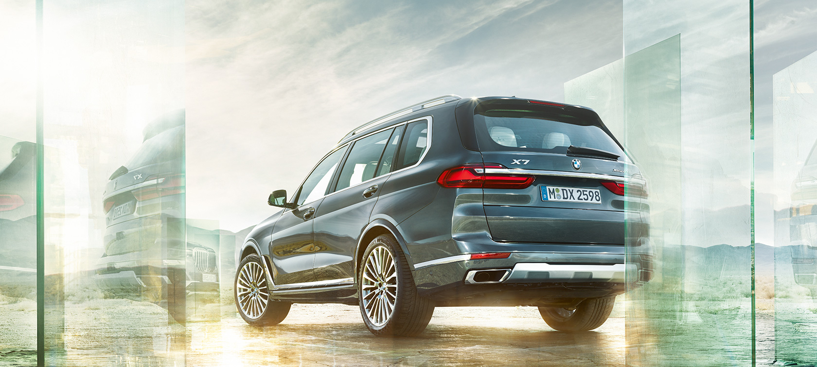 Imagine cu trei sferturi din partea spate a BMW X7 Imagine cu trei sferturi din partea spate a BMW X7 în Gri Arctic în faţa unui deşert, G07 2019