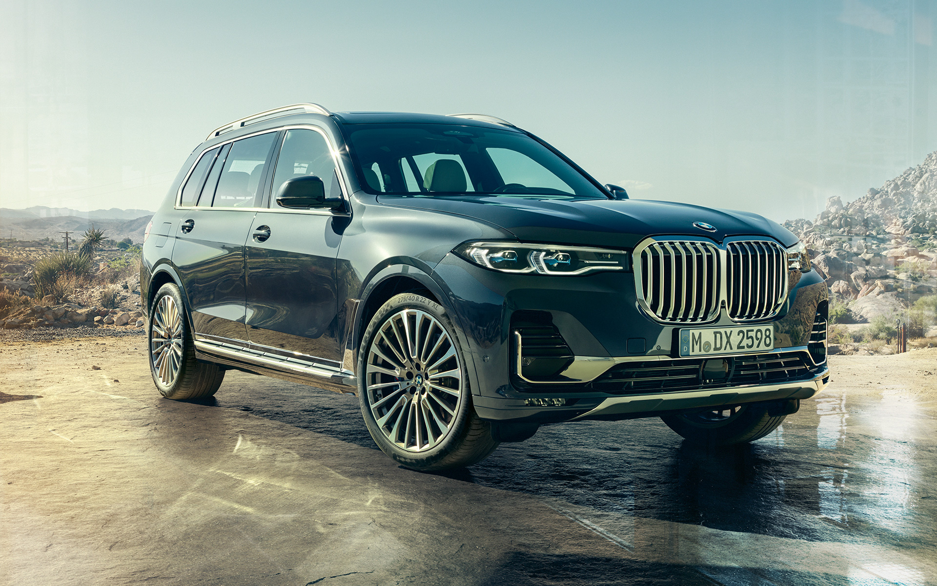 Imagine din exterior cu trei sferturi din partea frontală a BMW X7 G07 2019 Imagine din exterior cu trei sferturi din partea frontală a BMW X7 G07 2019, pe un fundal deşertic