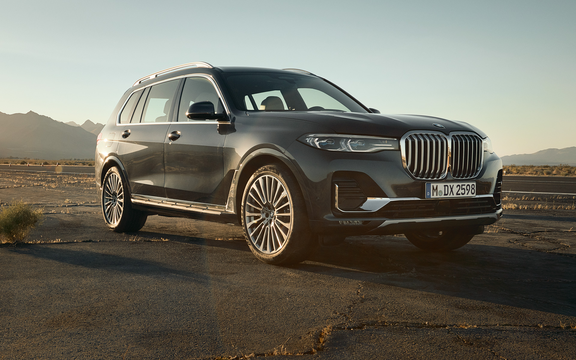 Imagine cu trei sferturi din partea din spate a BMW X7 G07 2019 cu Executive Drive Pro Imagine cu trei sferturi din partea din spate a BMW X7 G07 2019 cu Executive Drive Pro