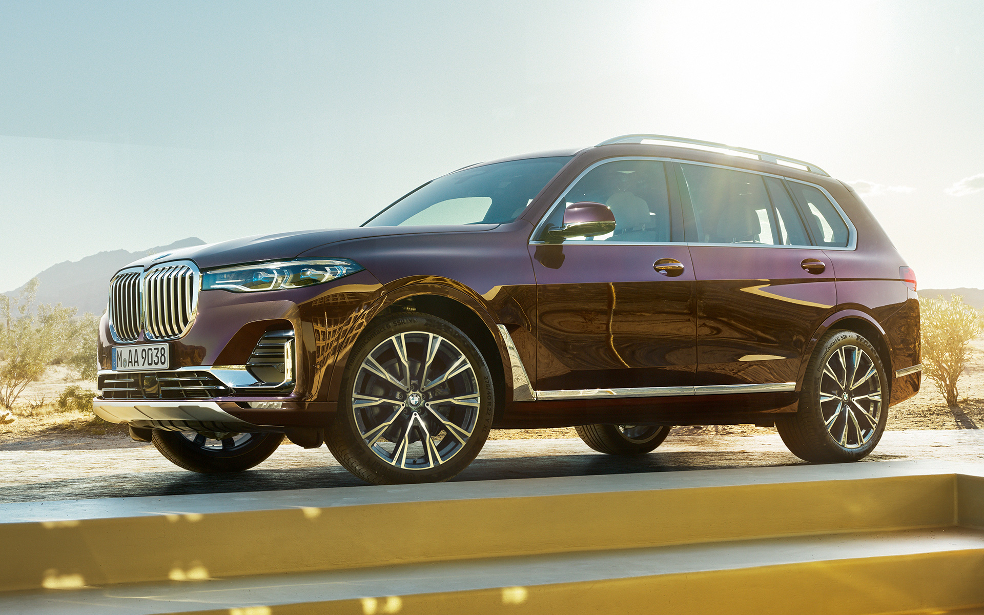 Imagine din partea laterală cu un BMW X7 G07 2018 Individual xDrive40i Ametrin, staţionând într-un decor deşertic Imagine din partea laterală cu un BMW X7 G07 2018 Individual xDrive40i Ametrin, staţionând într-un decor deşertic