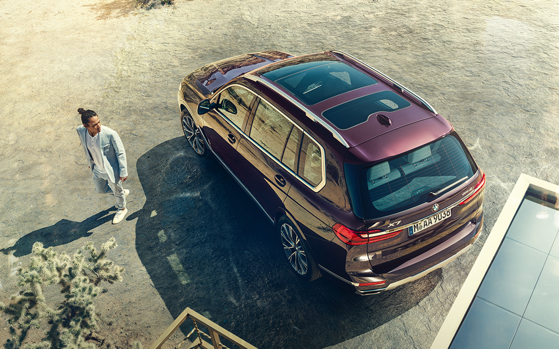 Imagine de sus cu un BMW X7 G07 2018 Individual xDrive40i Ametrin, cu un model Imagine de sus cu un BMW X7 G07 2018 Individual xDrive40i Ametrin, cu un model