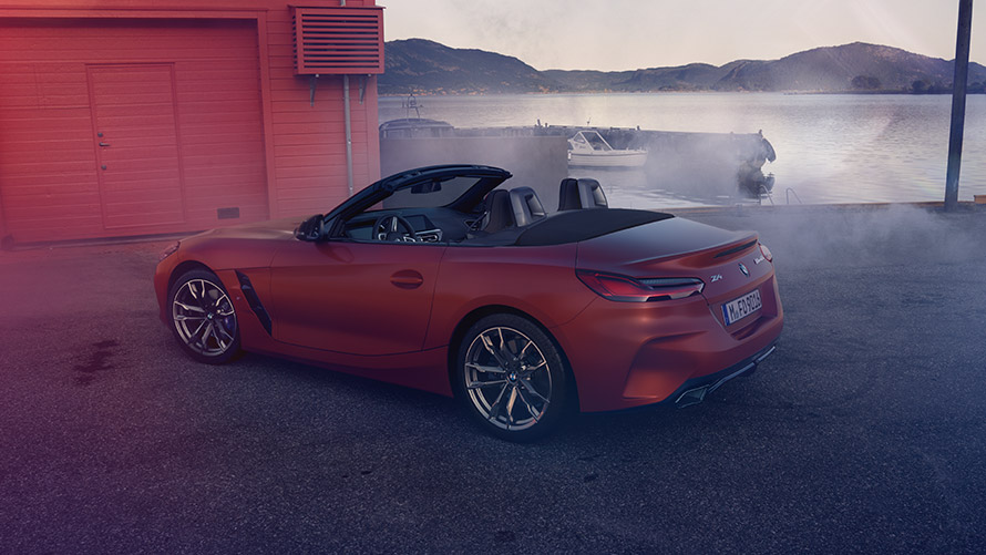 BMW Z4 „First Edition” în timp ce rulează Perspectivă din spate a unui BMW Z4 „First Edition” rulând pe o stradă montană