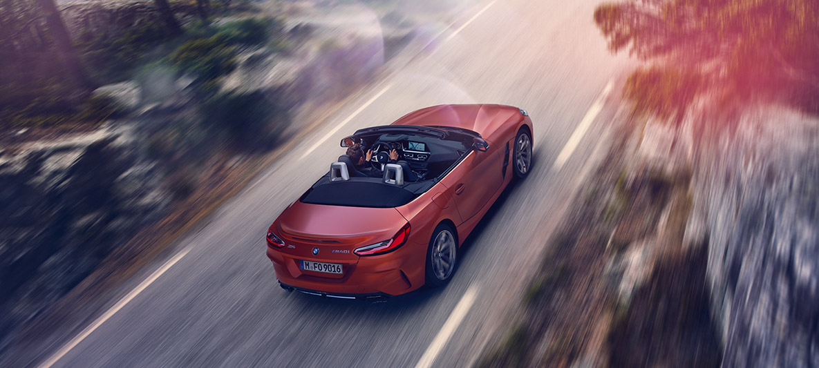 BMW Z4 „First Edition” portocaliu în timp ce rulează Perspectivă de sus asupra BMW Z4 „First Edition” portocaliu în timp ce rulează
