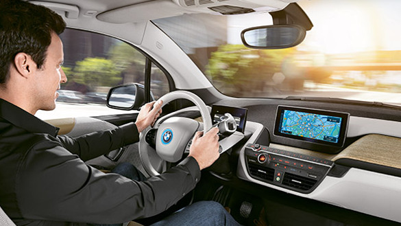 Imagine cu un bărbat la volanul unui BMW i3. Imagine cu un bărbat la volanul unui BMW i3.