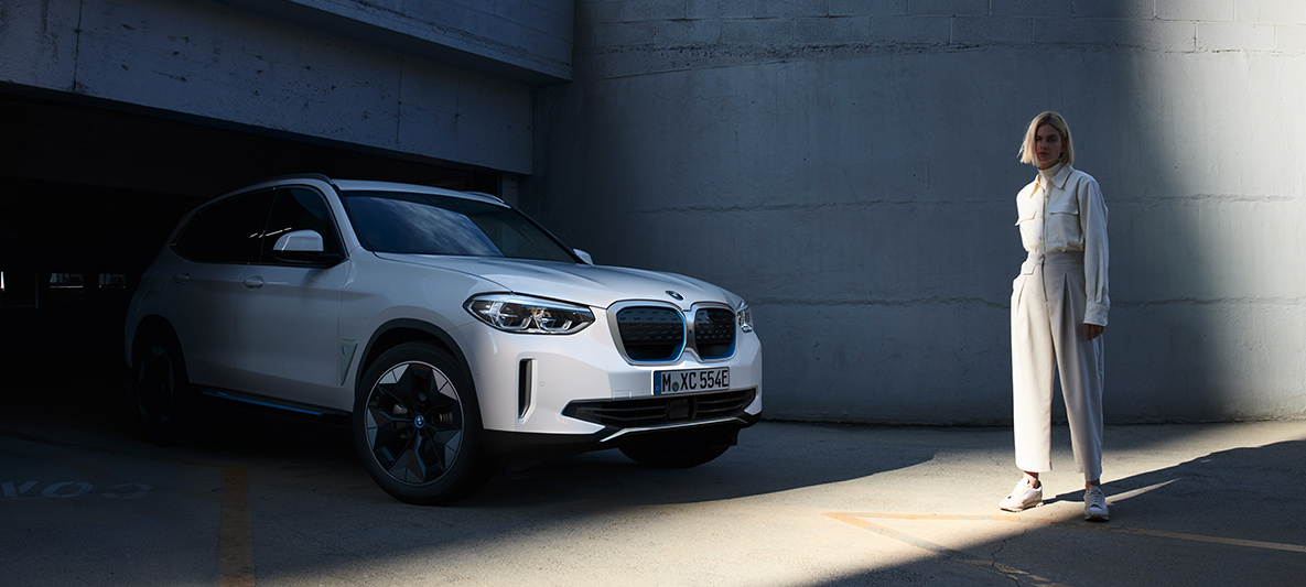 O femeie în faţa BMW iX3 BMW EfficientDynamics, o femeie în faţa BMW iX3