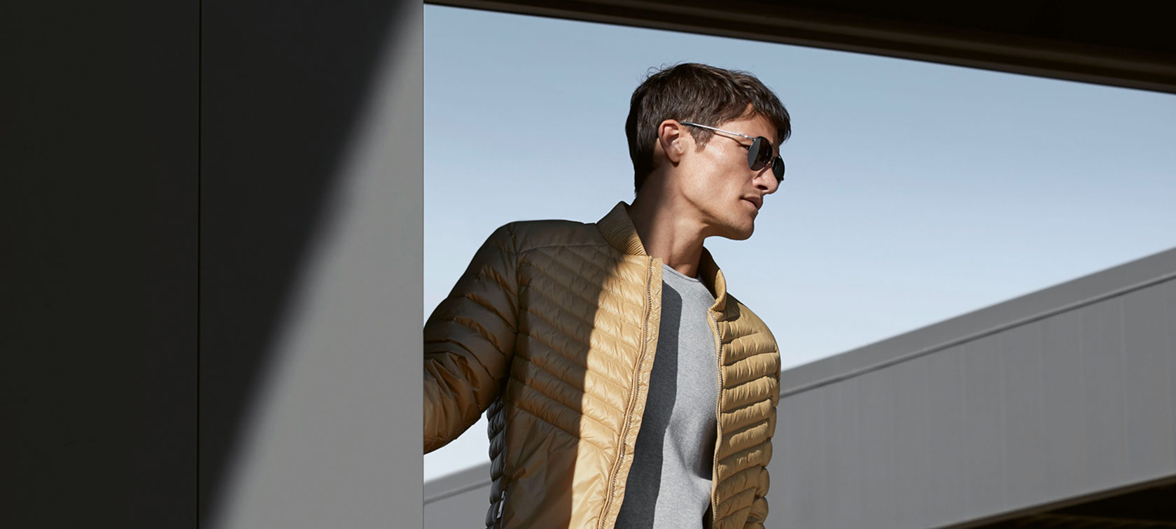 Imaginea prezintă un model tânăr purtând jacheta BMW pentru bărbaţi. Imaginea prezintă un model tânăr purtând jacheta BMW pentru bărbaţi.