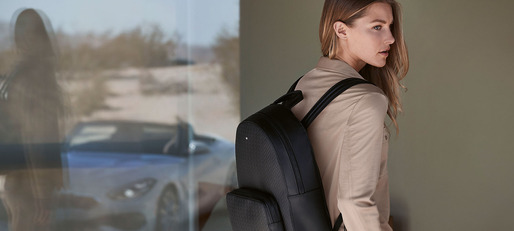 Un model feminin poartă produse din Colecţia BMW. Un model feminin poartă produse din Colecţia BMW.