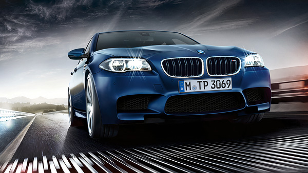 Imagine cu trei sferturi din partea frontală a unui automobil BMW cu pachetul Competition. Imagine cu trei sferturi din partea frontală a unui automobil BMW cu pachetul Competition.