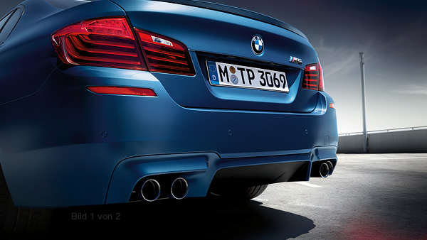 Imagine cu trei sferturi din partea spate a unui automobil BMW cu pachetul Competition. Imagine cu trei sferturi din partea spate a unui automobil BMW cu pachetul Competition.