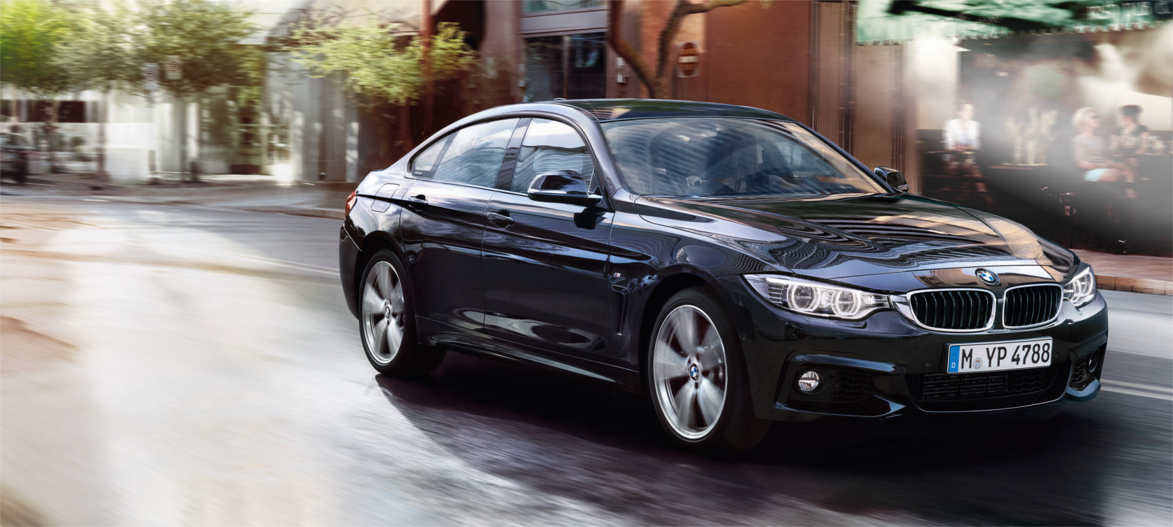 Un automobil BMW rulând într-un peisaj urban. Un automobil BMW rulând într-un peisaj urban.