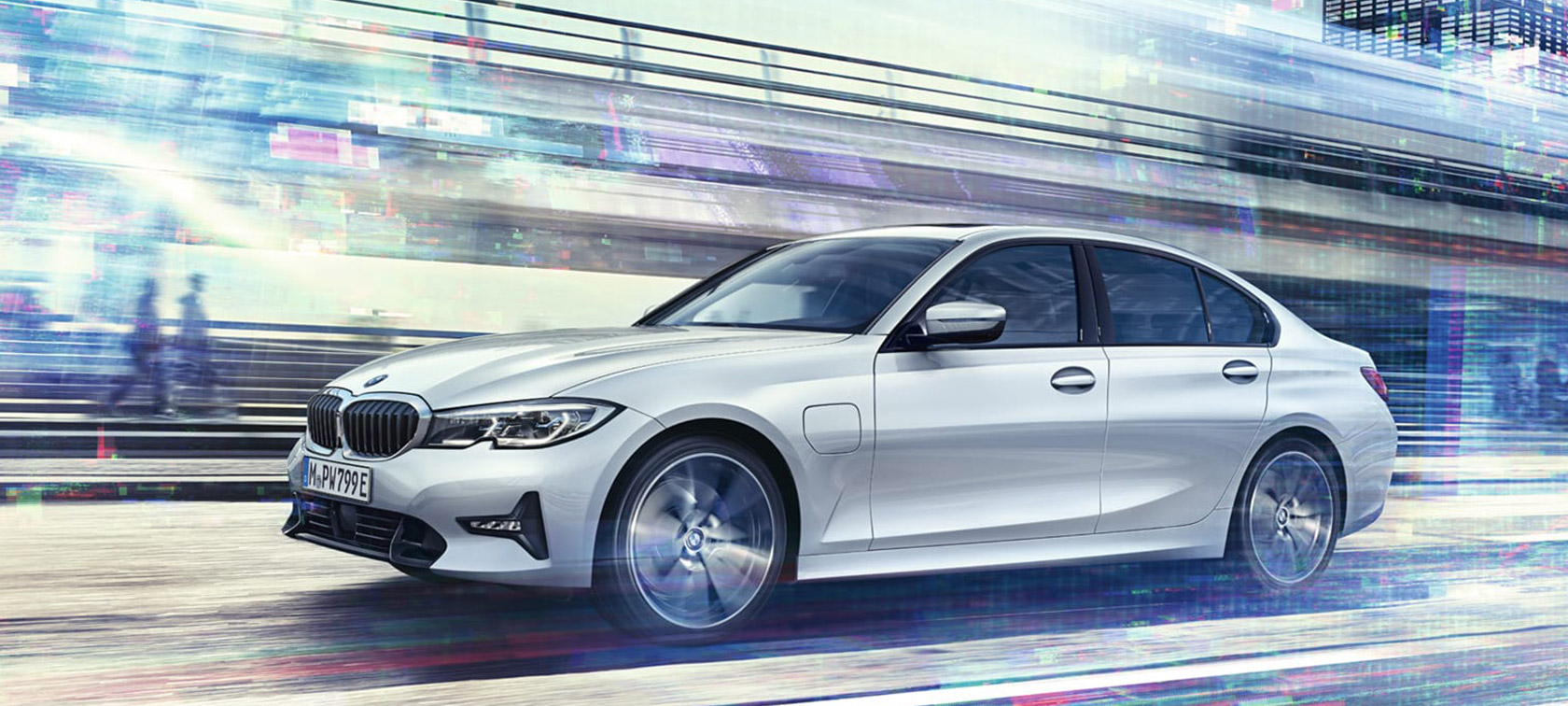 Un automobil BMW în faţa unui pod Imagine cu trei sferturi din partea frontală a unui automobil BMW în faţa unui pod, servicii digitale inovatoare BMW
