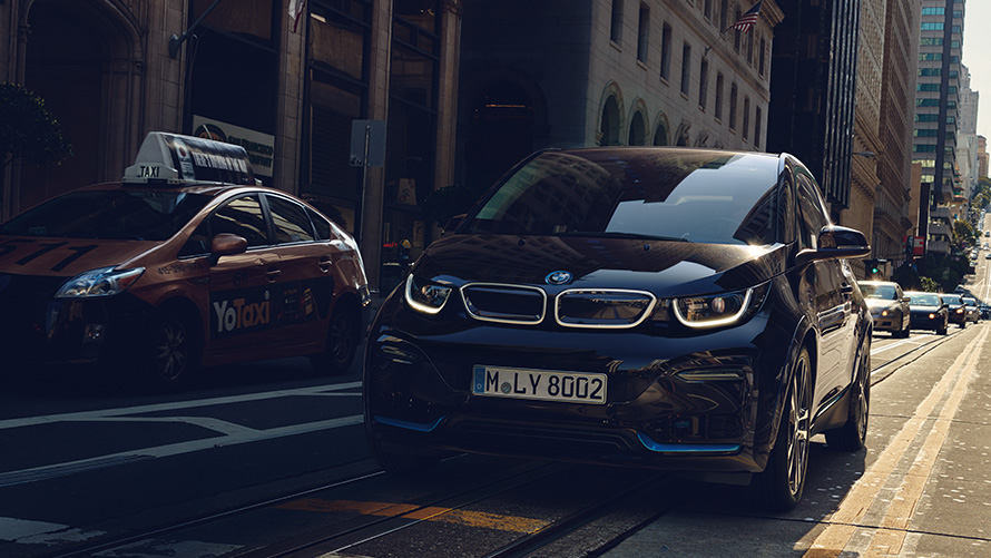 BMW i3 pe şosea Imagine cu trei sferturi din partea frontală a BMW i3 pe şosea