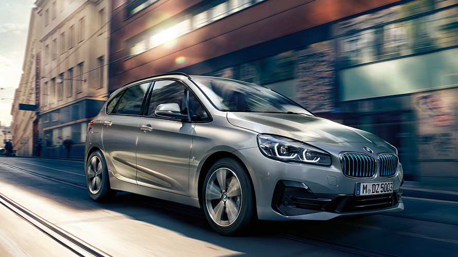 Un model BMW hibrid pe şosea Imagine cu trei sferturi din partea frontală a unui model BMW plug-in hybrid pe şosea