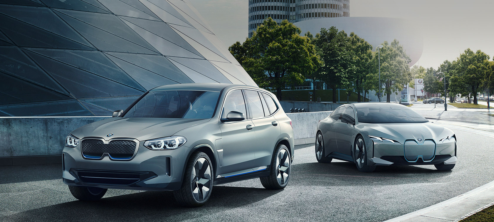 BMW Concept iX3 şi BMW Vision iNEXT în faţa unei clădiri Imagine cu modelele concept BMW Concept iX3 şi BMW Vision iNEXT în faţa unei clădiri, viitorul BMW până în 2023