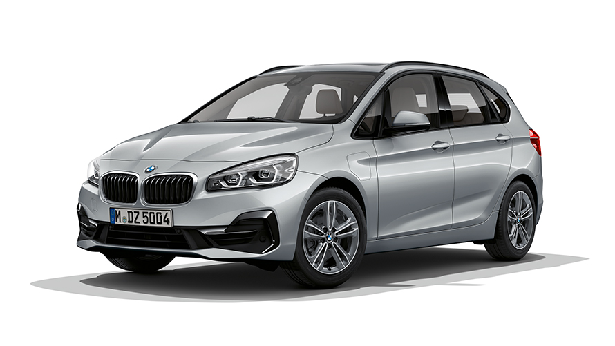 Imagine din studio cu BMW 225xe Active Tourer Imagine din studio cu trei sferturi din partea frontală a BMW 225xe Active Tourer