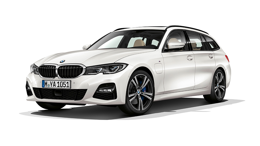 Imagine din studio cu BMW Seria 3 Touring plug-in hybrid Imagine din studio cu trei sferturi din partea frontală a BMW Seria 3 Touring plug-in hybrid