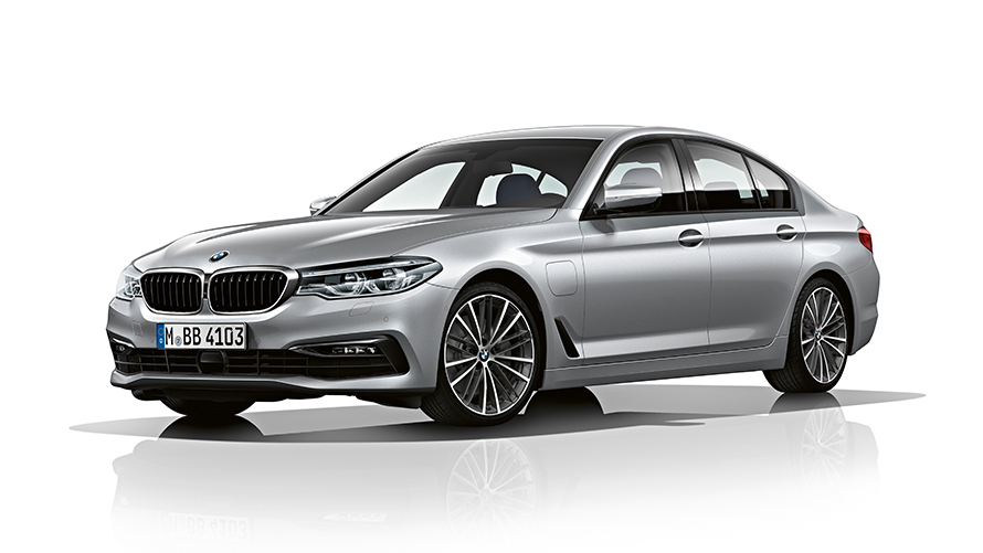Imagine din studio cu BMW 530e Sedan Imagine din studio cu trei sferturi din partea frontală a BMW 530e Sedan