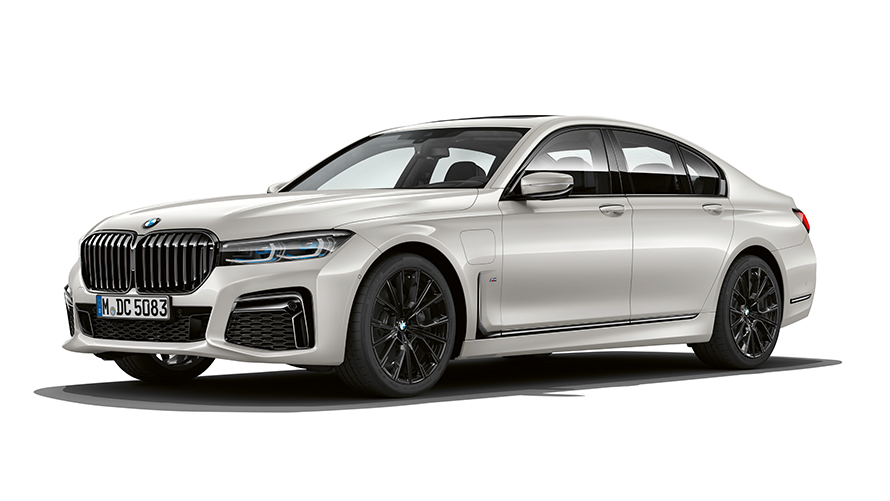 Imagine din studio cu BMW 745e Sedan Imagine din studio cu trei sferturi din partea frontală a BMW 745e Sedan