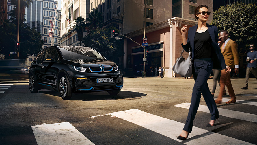 Un model BMW i3s în faţa unui peisaj urban Încărcarea BMW pentru utilizare zilnică: un model BMW i3s în faţa unui peisaj urban