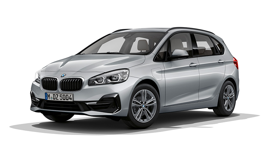Imagine cu trei sferturi din partea frontală a BMW 225xe Active Tourer PHEV Imagine din studio cu trei sferturi din partea frontală a BMW 225xe Active Tourer PHEV