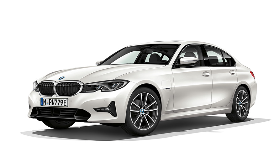 Imagine cu trei sferturi din partea frontală a BMW Seria 3 Sedan Plug-in Hybrid Imagine din studio cu trei sferturi din partea frontală a BMW Seria 3 Sedan Plug-in Hybrid
