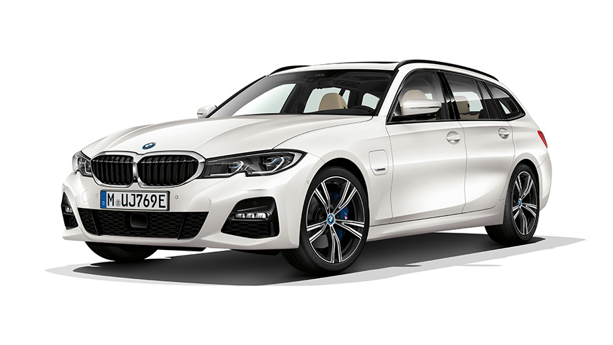 Imagine cu trei sferturi din partea frontală a BMW Seria 3 Touring Plug-in Hybrid Imagine din studio cu trei sferturi din partea frontală a BMW Seria 3 Touring Plug-in Hybrid