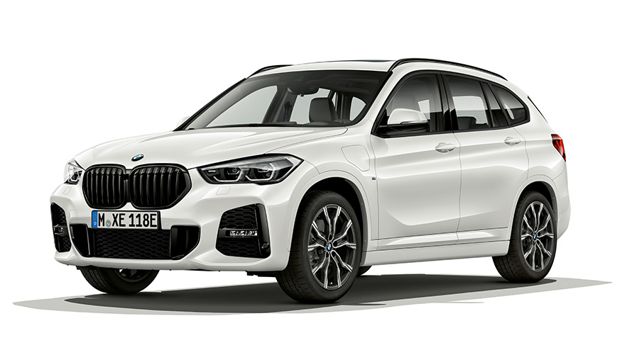 Imagine cu trei sferturi din partea frontală a BMW X1 xDrive25e PHEV Imagine din studio cu trei sferturi din partea frontală a BMW X1 xDrive25e PHEV