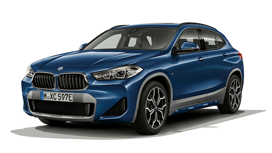 Imagine cu trei sferturi din partea frontală a BMW X2 xDrive25e PHEV Imagine din studio cu trei sferturi din partea frontală a BMW X2 xDrive25e PHEV