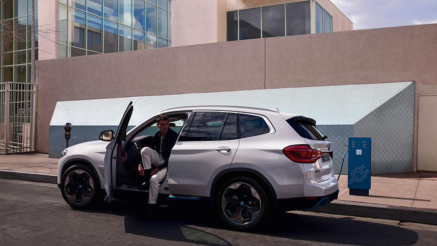 Punct de încărcare model electric, încărcare în spaţii publice Electromobilitate BMW, punct de încărcare model electric, încărcare în spaţii publice
