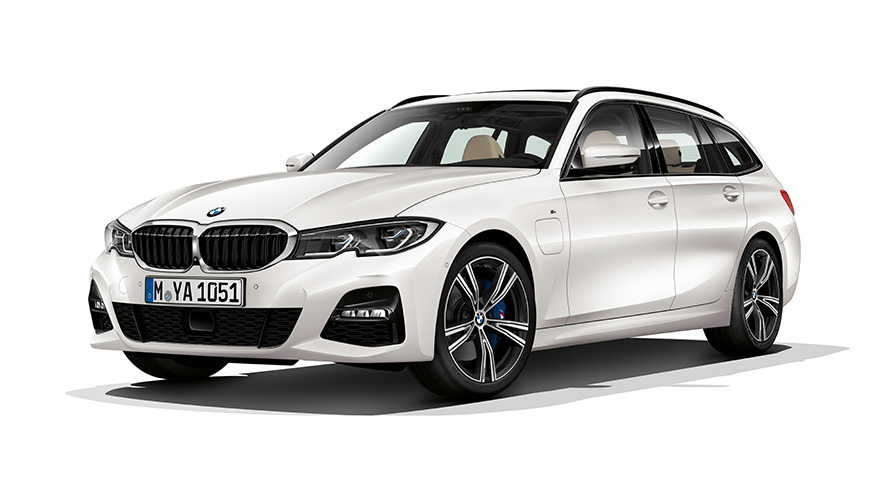 Imagine cu trei sferturi din partea frontală a BMW Seria 3 Touring Plug-in Hybrid Imagine din studio cu trei sferturi din partea frontală a BMW Seria 3 Touring Plug-in Hybrid