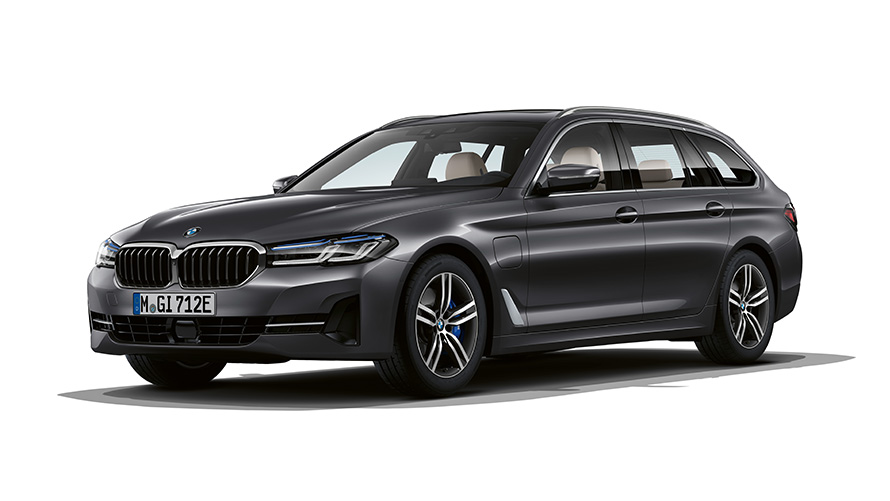 Imagine cu trei sferturi din partea frontală a BMW Seria 5 Touring Plug-in Hybrid Imagine din studio cu trei sferturi din partea frontală a BMW Seria 5 Touring Plug-in Hybrid