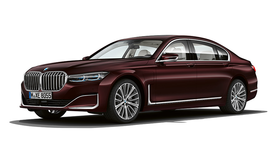 Imagine cu trei sferturi din partea frontală a BMW 745e Sedan PHEV Imagine din studio cu trei sferturi din partea frontală a BMW 745e Sedan PHEV