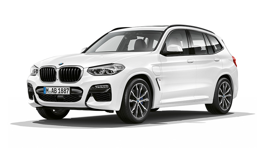 Imagine cu trei sferturi din partea frontală a BMW X3 xDrive30e PHEV Imagine din studio cu trei sferturi din partea frontală a BMW X3 xDrive30e PHEV