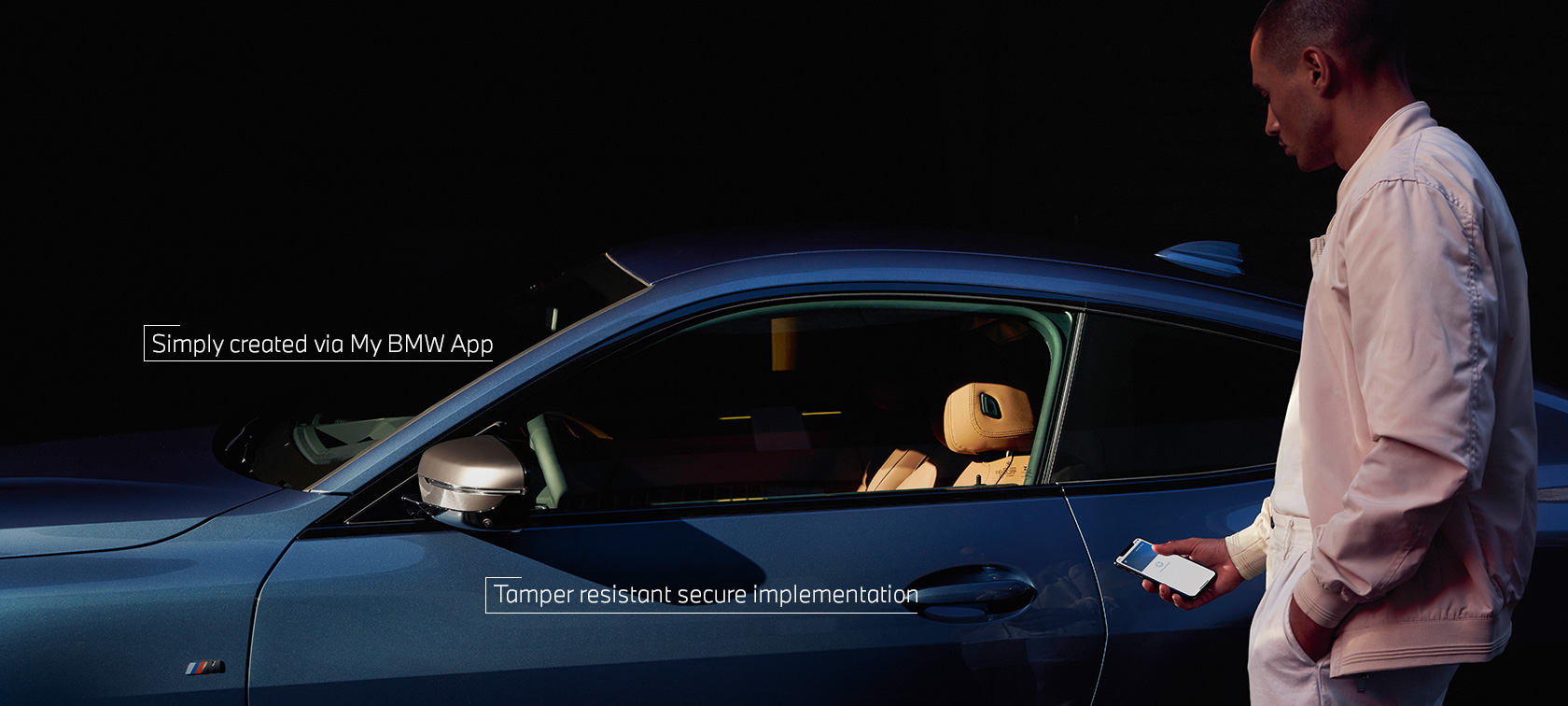 BMW Digital Key, aplicaţia My BMW, bărbat deschizând un automobil BMW cu smartphone-ul său BMW Digital Key, aplicaţia My BMW, bărbat deschizând un automobil BMW cu smartphone-ul său.