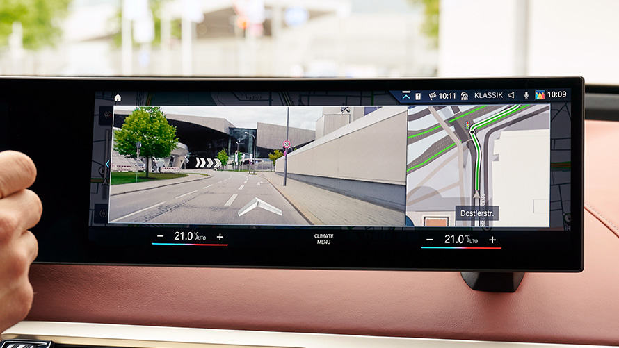 BMW Maps Connected Navigation O femeie utilizează BMW Maps pe smartphone în locuinţa ei BMW Maps Connected Navigation O femeie utilizează BMW Maps pe smartphone în locuinţa ei